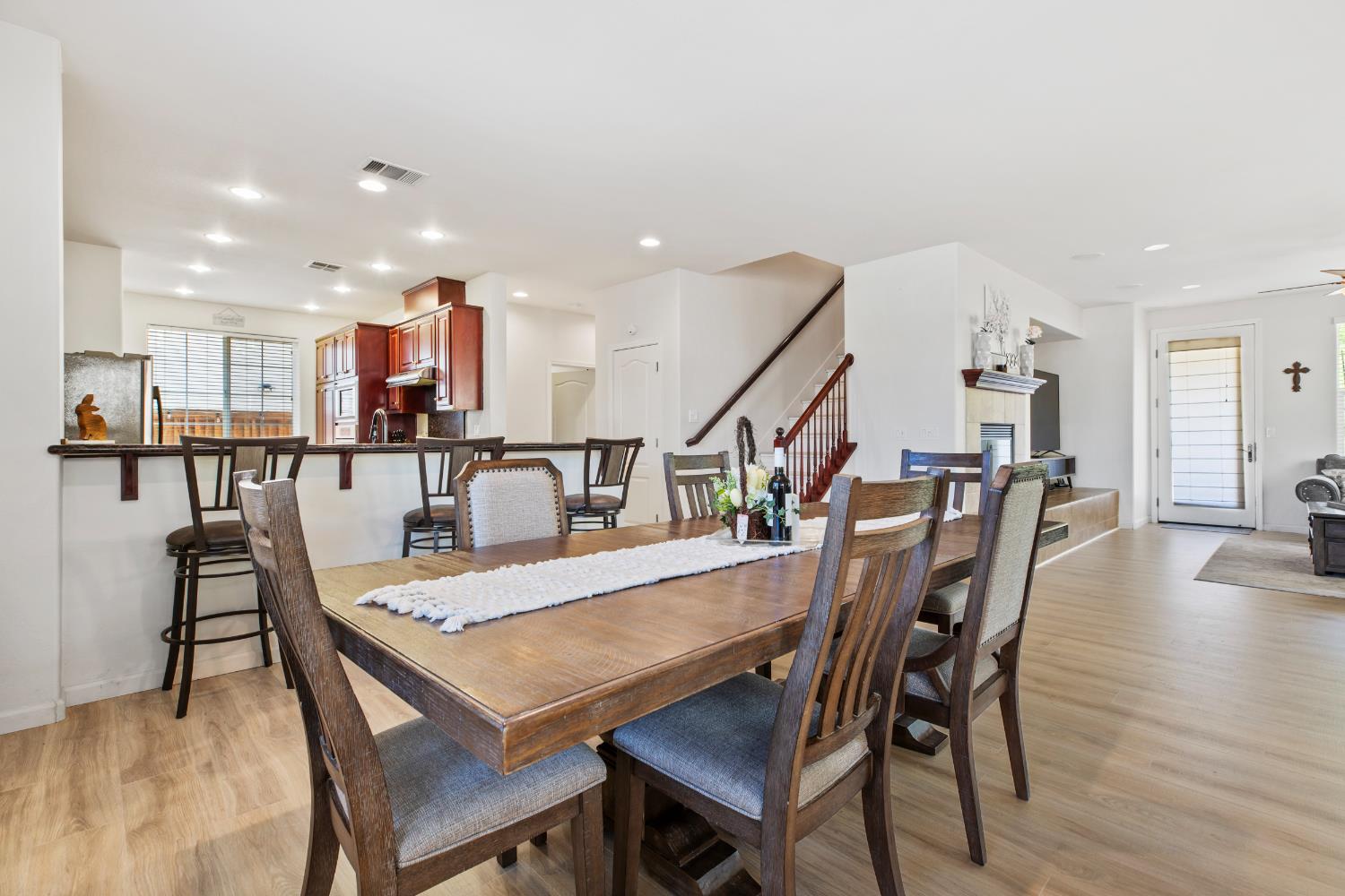 Detail Gallery Image 9 of 32 For 9477 California Oak Cir, Patterson,  CA 95363 - 4 Beds | 3/1 Baths