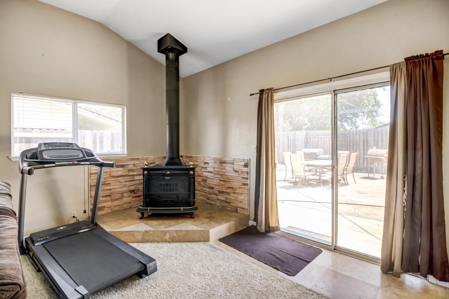 Detail Gallery Image 8 of 26 For 6310 Tina Ct, Carmichael,  CA 95608 - 3 Beds | 2 Baths