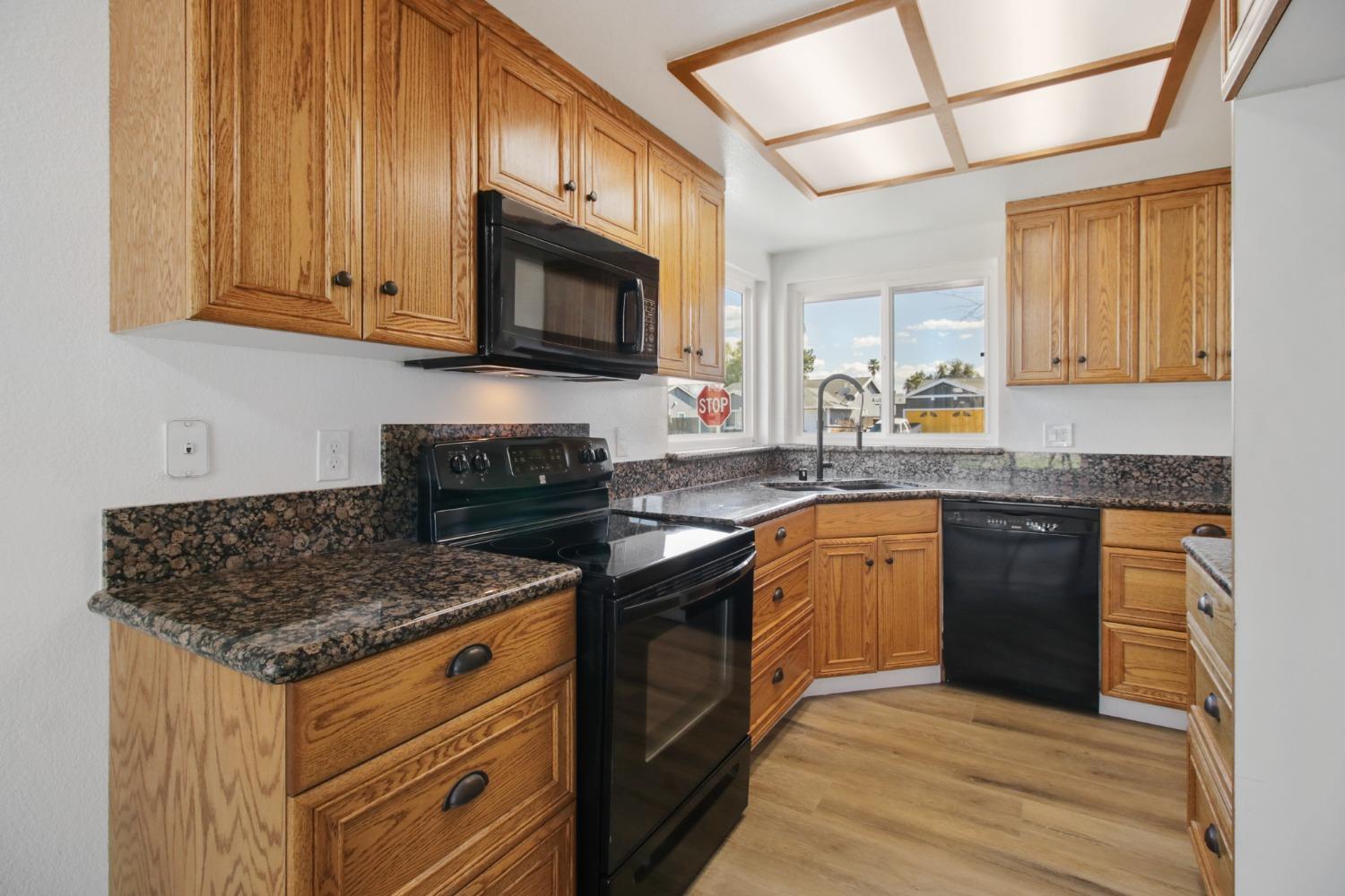 Detail Gallery Image 11 of 38 For 8237 Auberry Dr, Sacramento,  CA 95828 - 3 Beds | 2 Baths
