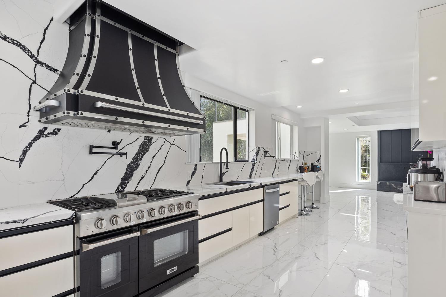 Detail Gallery Image 15 of 93 For 9425 S Wales Way, Elk Grove,  CA 95758 - 5 Beds | 5/1 Baths