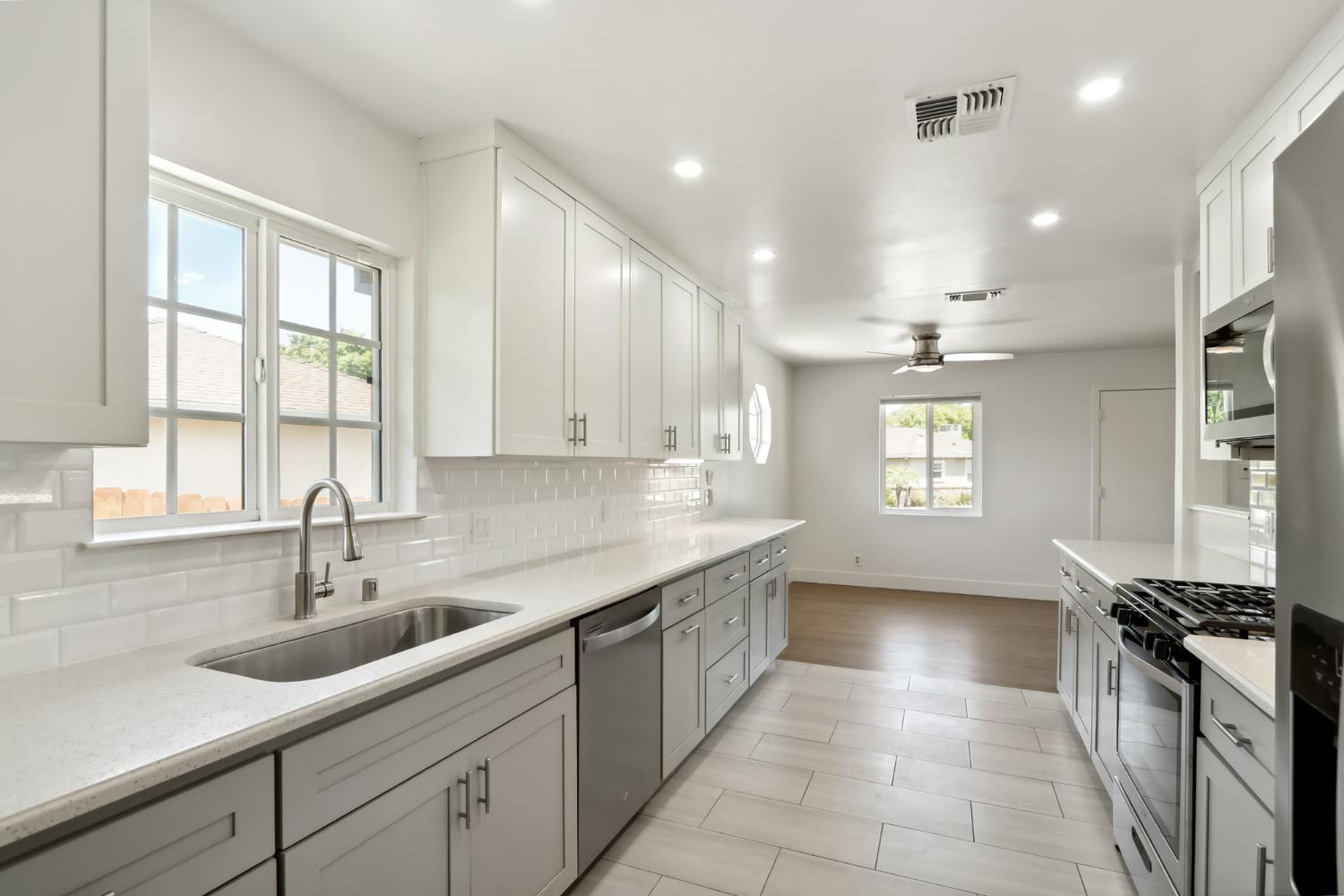 Detail Gallery Image 14 of 59 For 5250 71st St, Sacramento,  CA 95820 - 3 Beds | 1 Baths