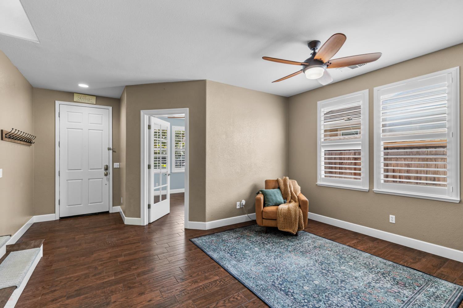 Detail Gallery Image 4 of 31 For 1689 Hometown Ln, Manteca,  CA 95337 - 3 Beds | 3 Baths