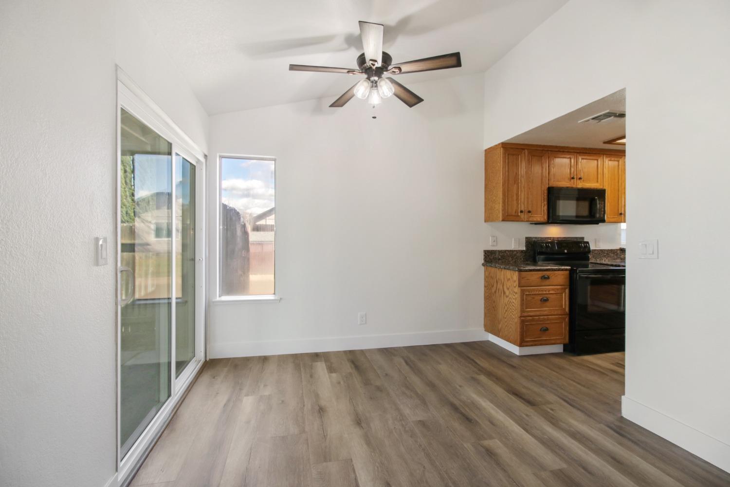 Detail Gallery Image 9 of 38 For 8237 Auberry Dr, Sacramento,  CA 95828 - 3 Beds | 2 Baths