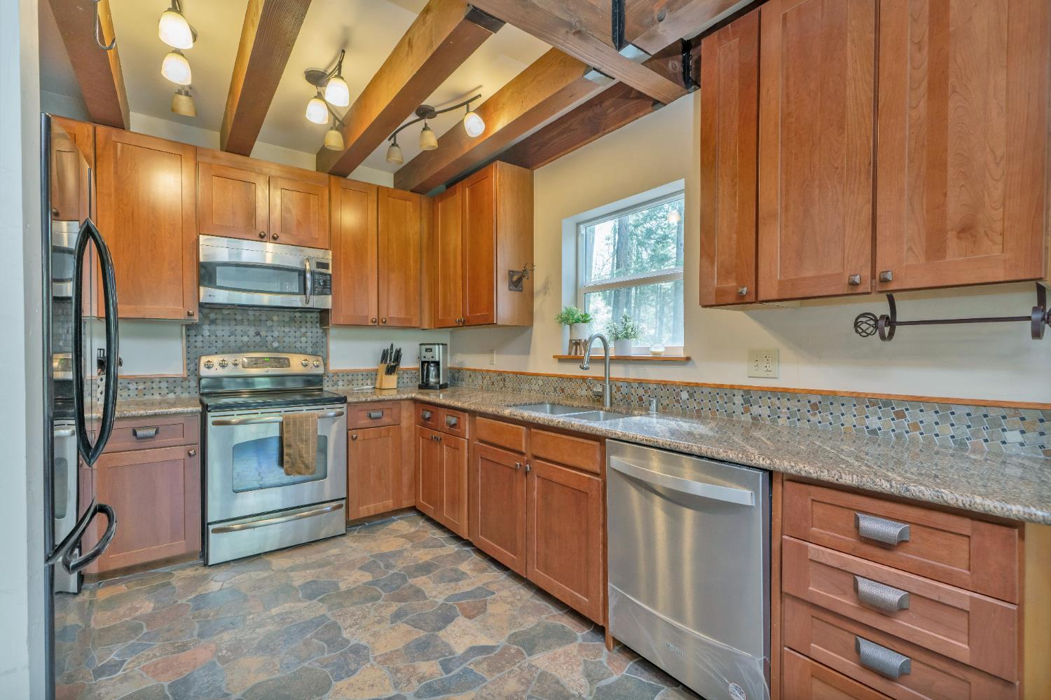 Detail Gallery Image 7 of 67 For 10870 Riverton Ln, Pollock Pines,  CA 95726 - 4 Beds | 2 Baths