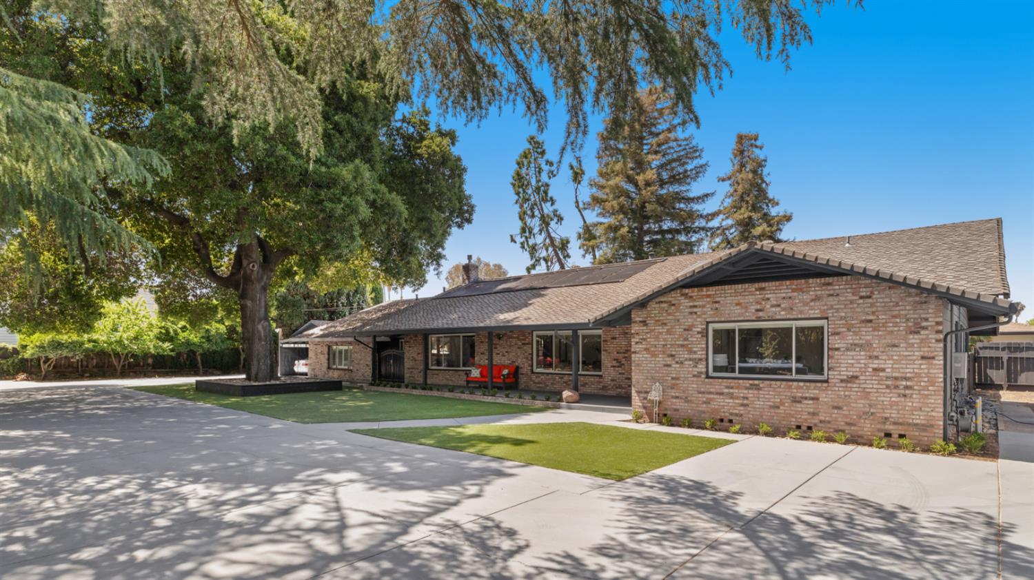 Detail Gallery Image 3 of 97 For 3221 Country Club Blvd, Stockton,  CA 95204 - 4 Beds | 3/1 Baths