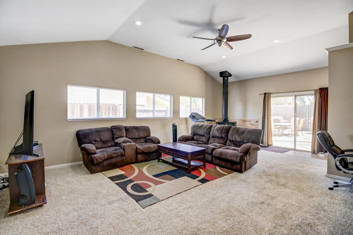 Detail Gallery Image 7 of 26 For 6310 Tina Ct, Carmichael,  CA 95608 - 3 Beds | 2 Baths