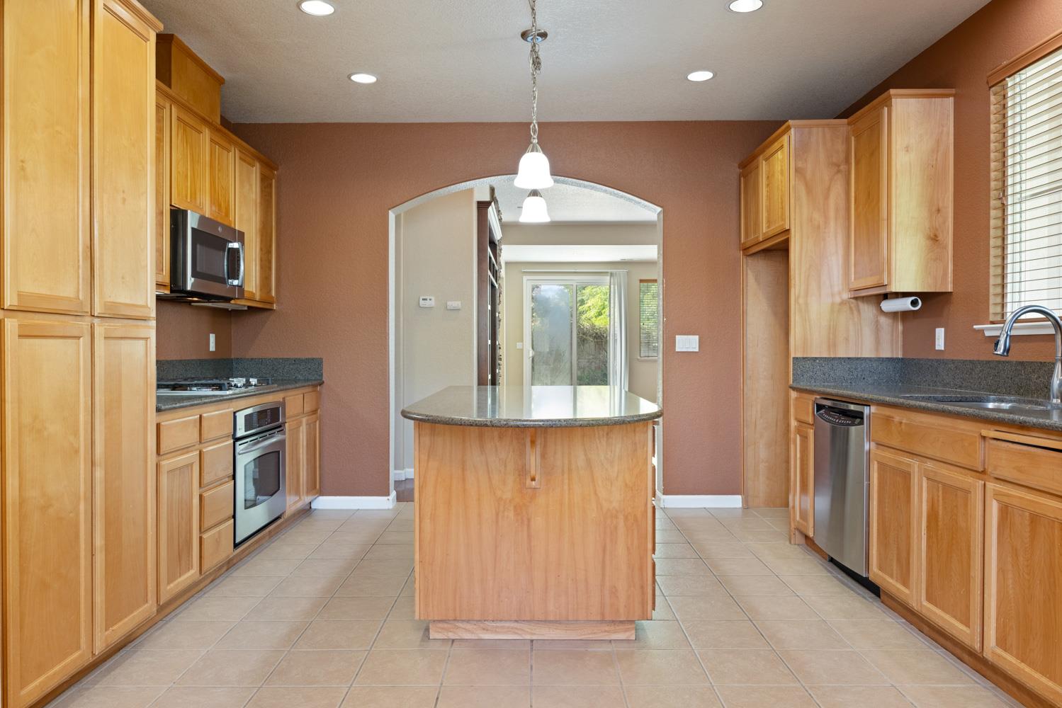 Detail Gallery Image 5 of 29 For 936 Heartland Dr, Manteca,  CA 95337 - 3 Beds | 2 Baths