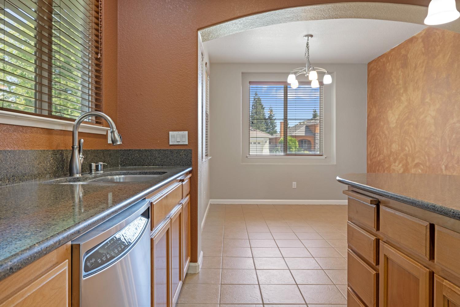 Detail Gallery Image 9 of 29 For 936 Heartland Dr, Manteca,  CA 95337 - 3 Beds | 2 Baths