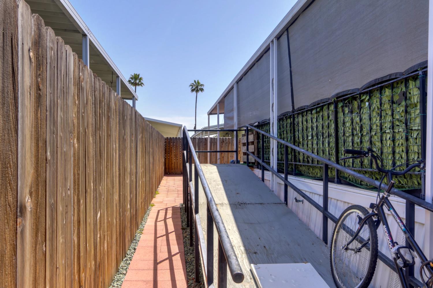 Detail Gallery Image 36 of 41 For 7005 Pleasure Ln, Sacramento,  CA 95823 - 3 Beds | 2 Baths