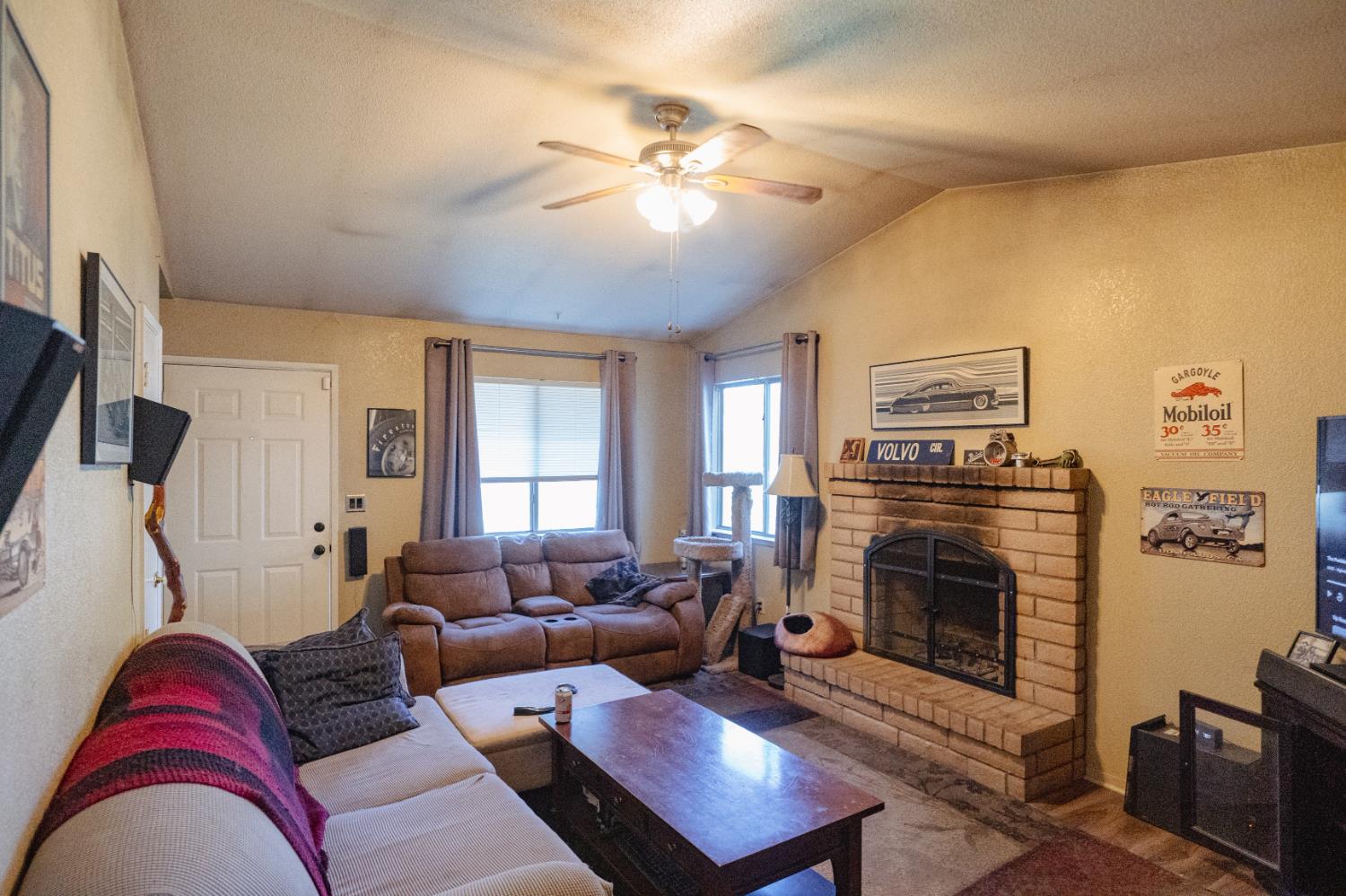 Detail Gallery Image 4 of 66 For 1070 E 23rd St, Merced,  CA 95340 - 3 Beds | 2 Baths