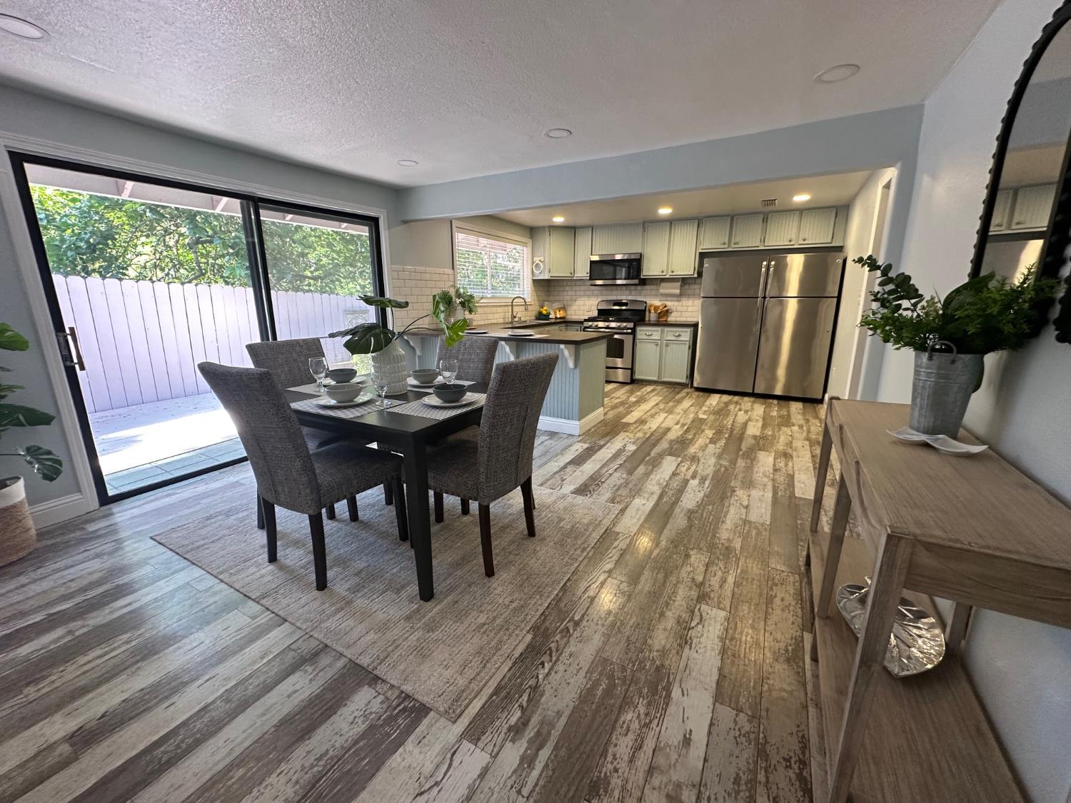 Detail Gallery Image 3 of 41 For 5640 North Ave, Carmichael,  CA 95608 - 4 Beds | 4 Baths