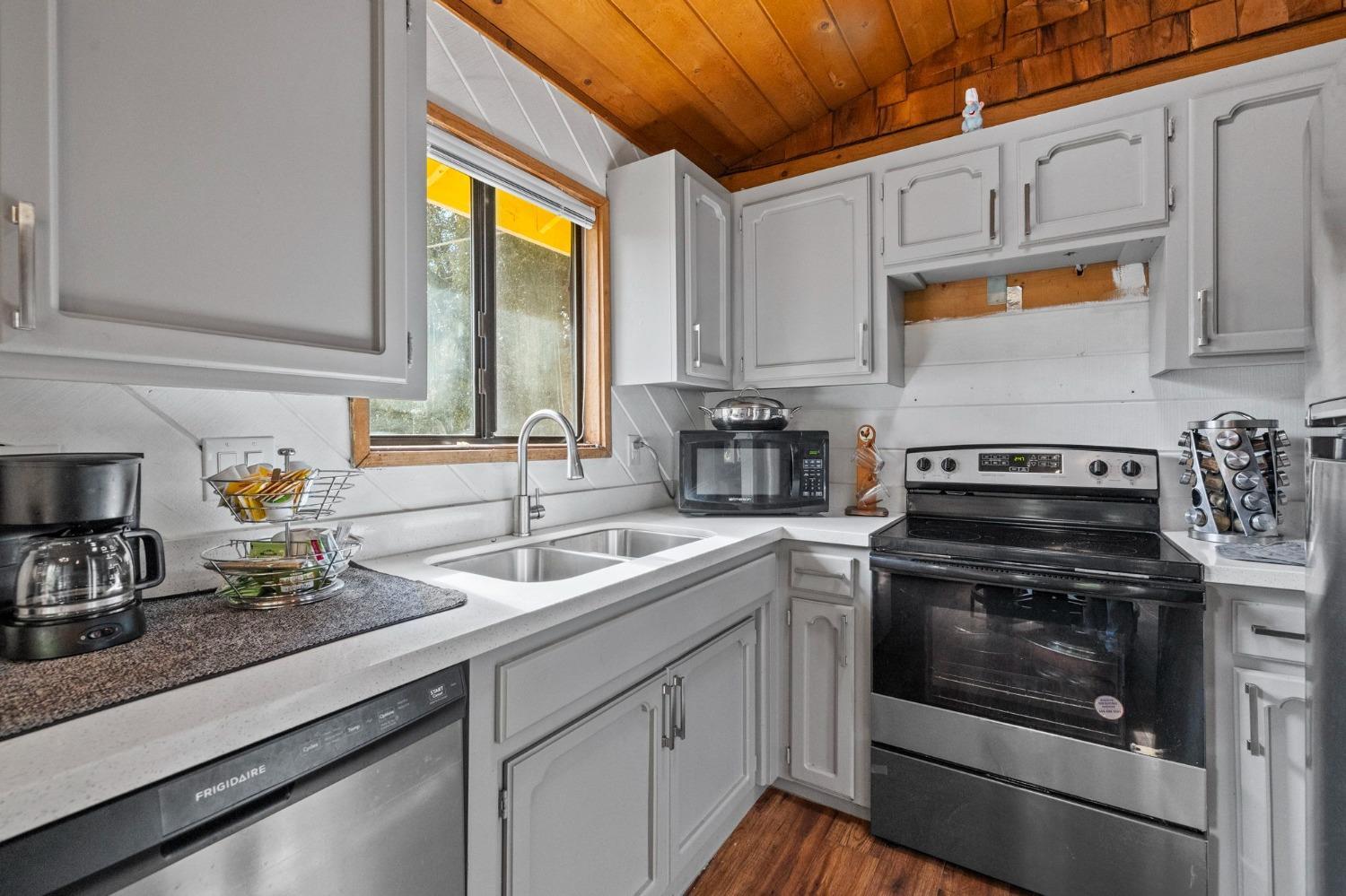 Detail Gallery Image 3 of 17 For 22440 N Tuolumne Rd, Twain Harte,  CA 95383 - 3 Beds | 2 Baths