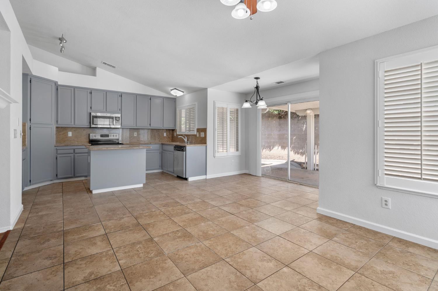 Detail Gallery Image 8 of 21 For 4805 Sun Brook Dr, Salida,  CA 95368 - 3 Beds | 2 Baths