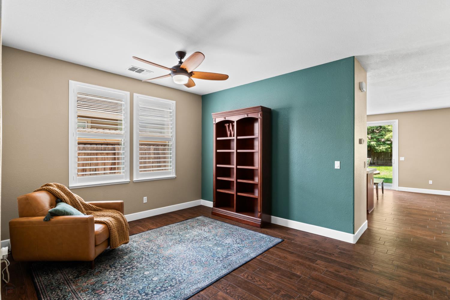Detail Gallery Image 7 of 31 For 1689 Hometown Ln, Manteca,  CA 95337 - 3 Beds | 3 Baths