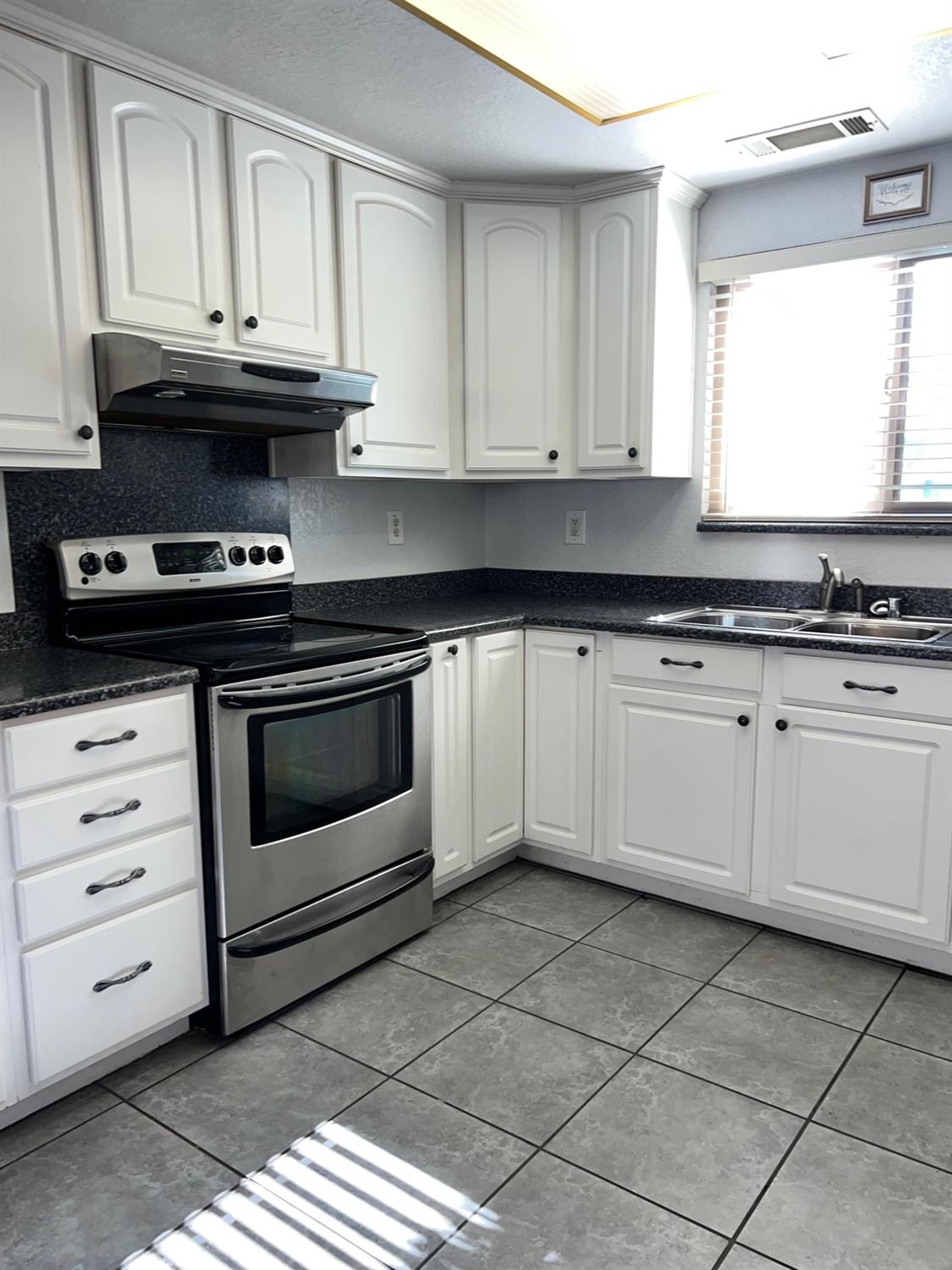 Detail Gallery Image 5 of 32 For 1144 Courtney Way, Modesto,  CA 95358 - 2 Beds | 2 Baths