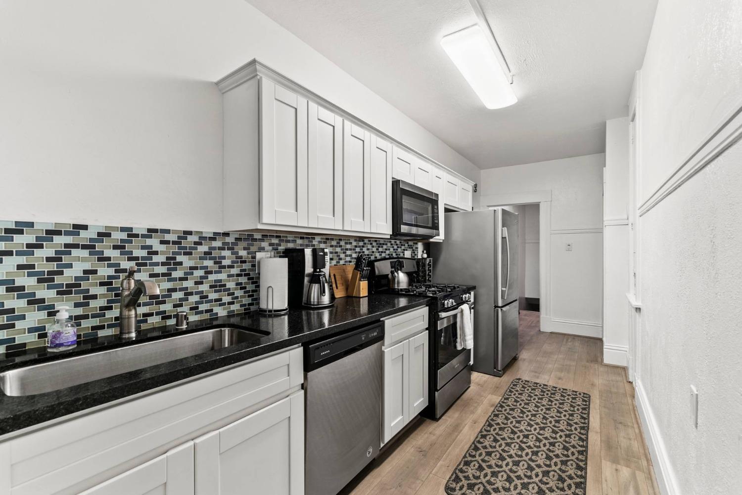 Detail Gallery Image 6 of 20 For 717 17 St, Sacramento,  CA 95811 - – Beds | – Baths