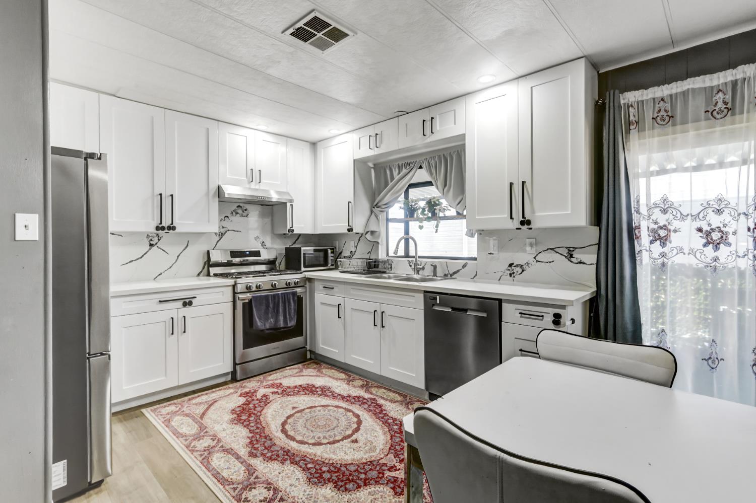 Detail Gallery Image 8 of 41 For 7005 Pleasure Ln, Sacramento,  CA 95823 - 3 Beds | 2 Baths