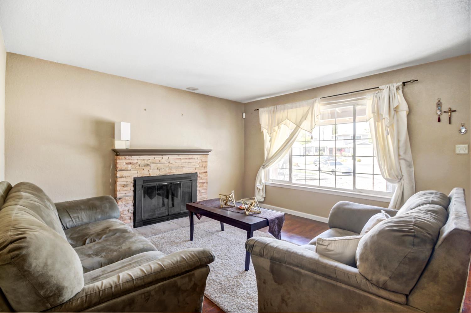 Detail Gallery Image 4 of 26 For 6310 Tina Ct, Carmichael,  CA 95608 - 3 Beds | 2 Baths