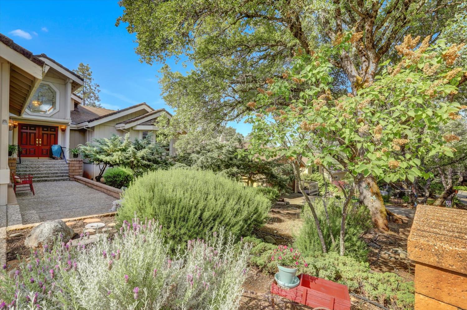 Detail Gallery Image 2 of 60 For 17789 Jayhawk Dr, Penn Valley,  CA 95946 - 3 Beds | 3 Baths