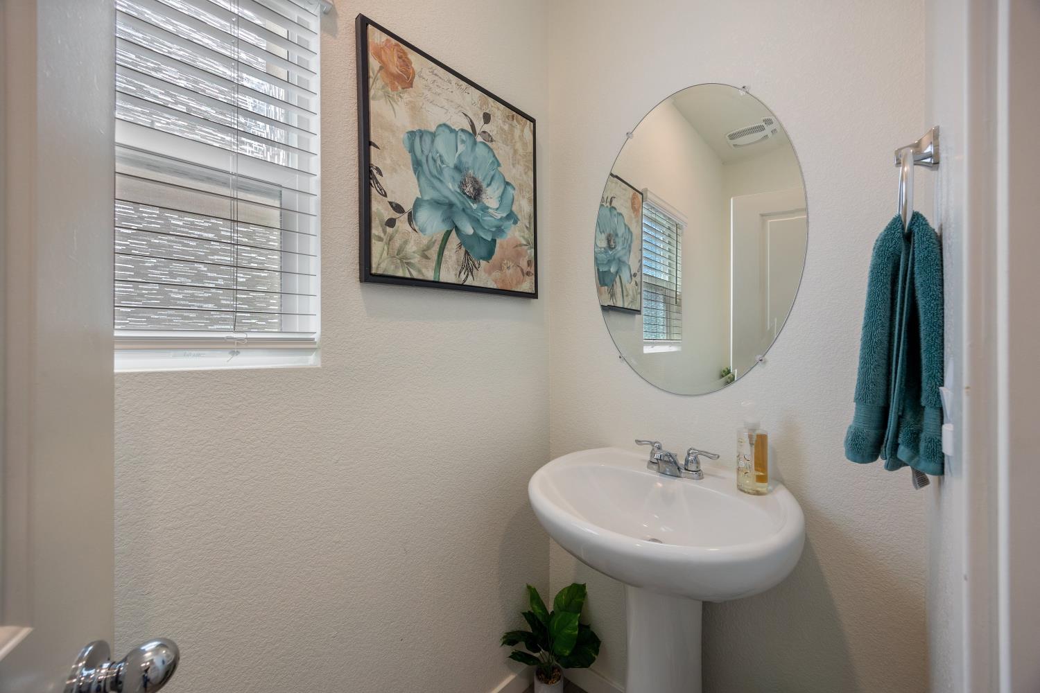 Detail Gallery Image 6 of 25 For 9017 Farmstead Cir, Roseville,  CA 95747 - 4 Beds | 2/1 Baths