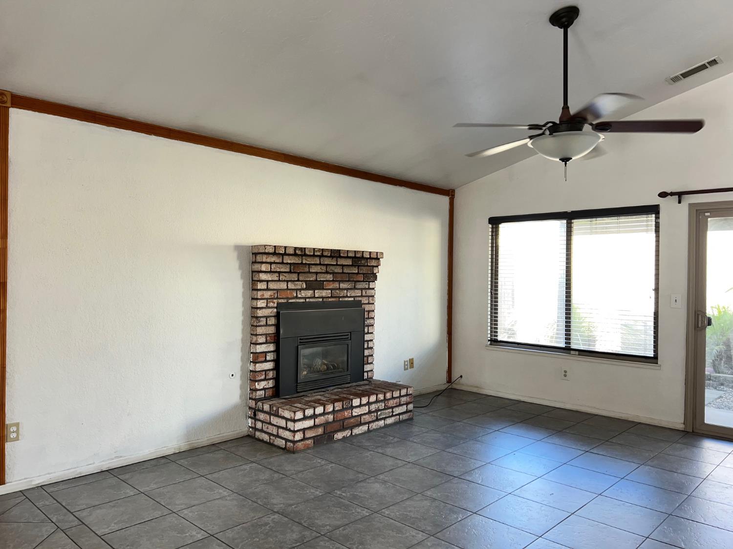 Detail Gallery Image 9 of 32 For 1144 Courtney Way, Modesto,  CA 95358 - 2 Beds | 2 Baths