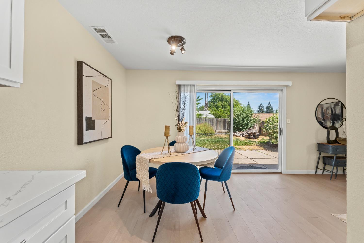 Detail Gallery Image 10 of 28 For 6112 Longfellow Way, Sacramento,  CA 95842 - 3 Beds | 1 Baths