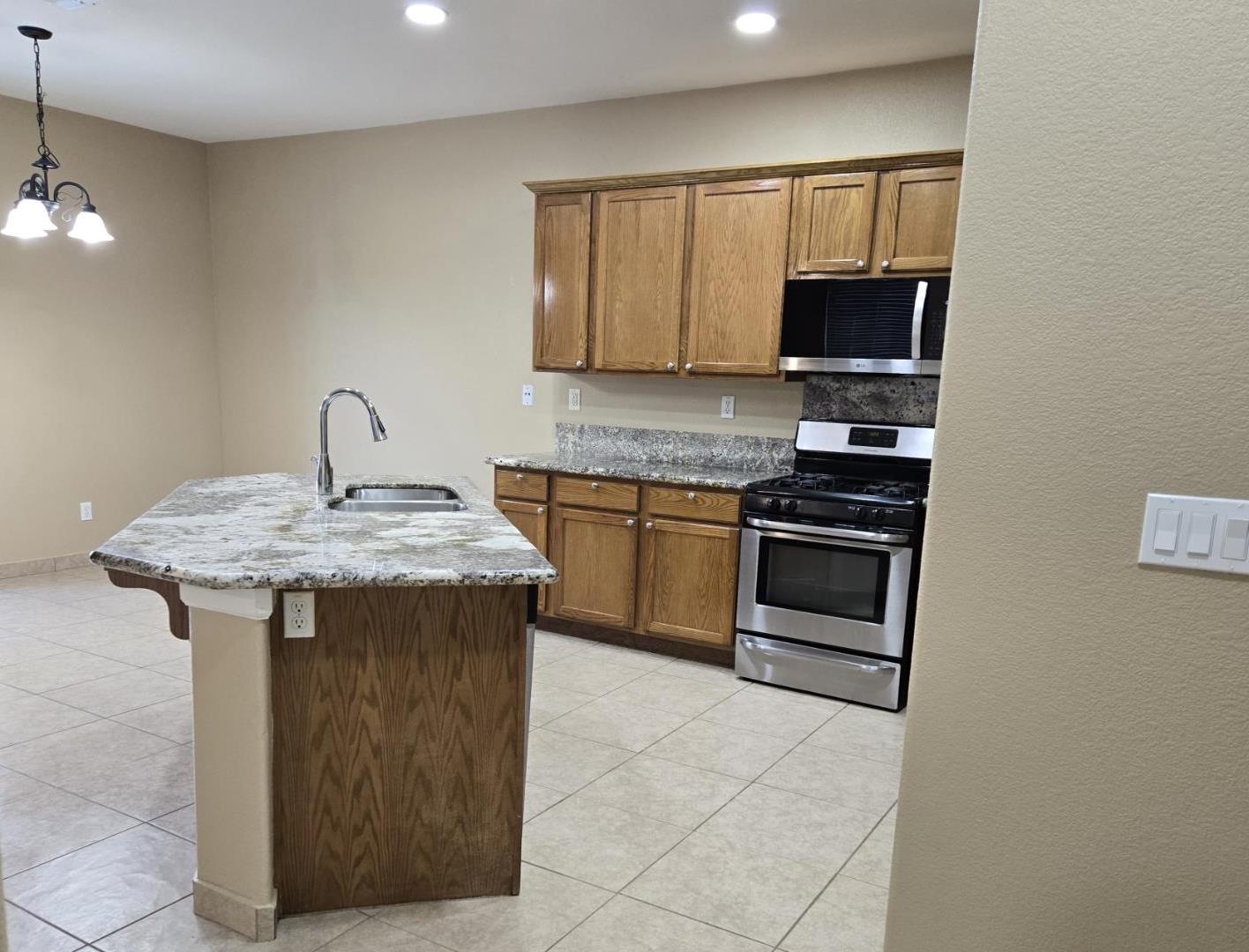 Detail Gallery Image 7 of 18 For 12 Jackdaw Ct, Sacramento,  CA 95834 - 5 Beds | 2/1 Baths