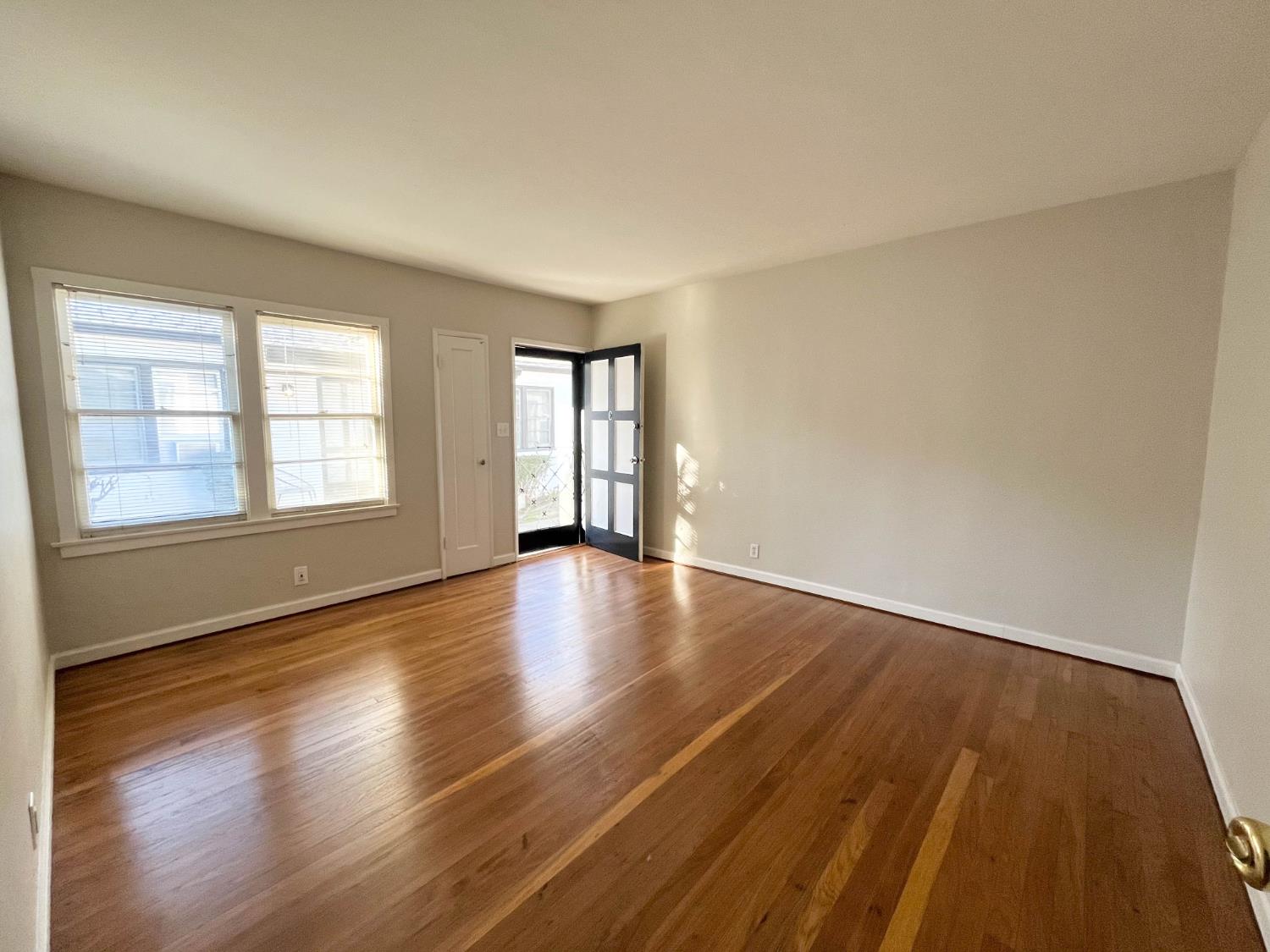 Detail Gallery Image 4 of 6 For 1209 U St, Sacramento,  CA 95818 - – Beds | – Baths