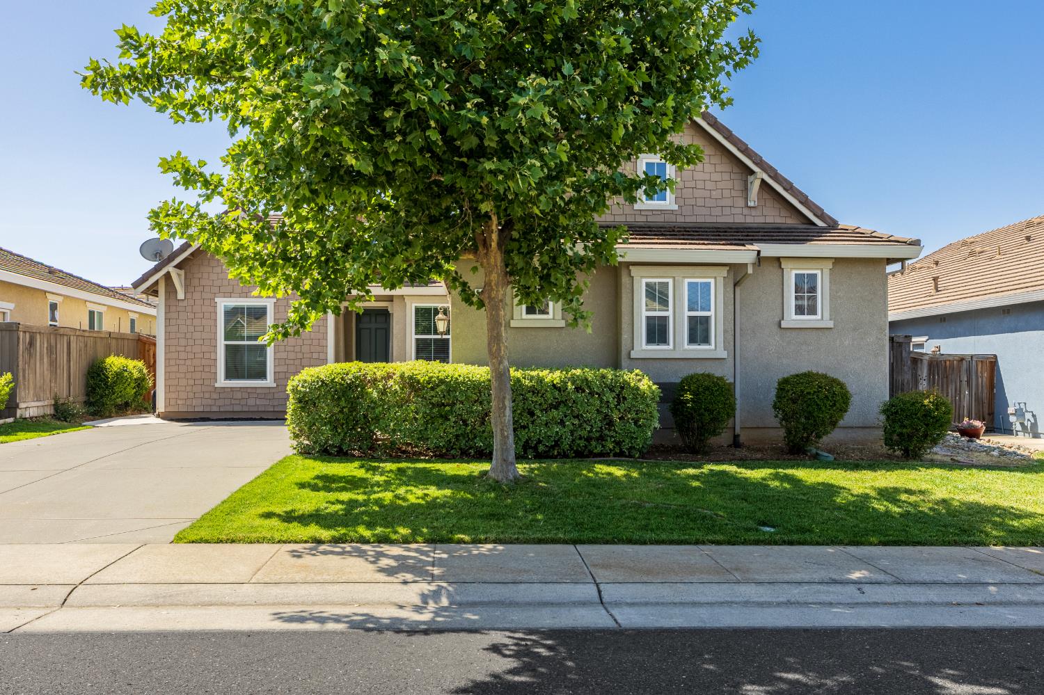 Detail Gallery Image 2 of 34 For 5425 Mossy Stone Way, Rancho Cordova,  CA 95742 - 3 Beds | 2 Baths