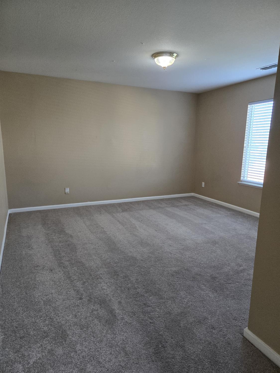 Detail Gallery Image 12 of 18 For 12 Jackdaw Ct, Sacramento,  CA 95834 - 5 Beds | 2/1 Baths