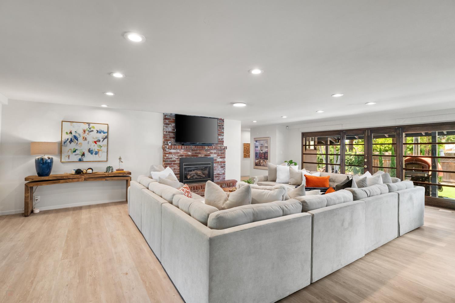 Detail Gallery Image 18 of 97 For 3221 Country Club Blvd, Stockton,  CA 95204 - 4 Beds | 3/1 Baths