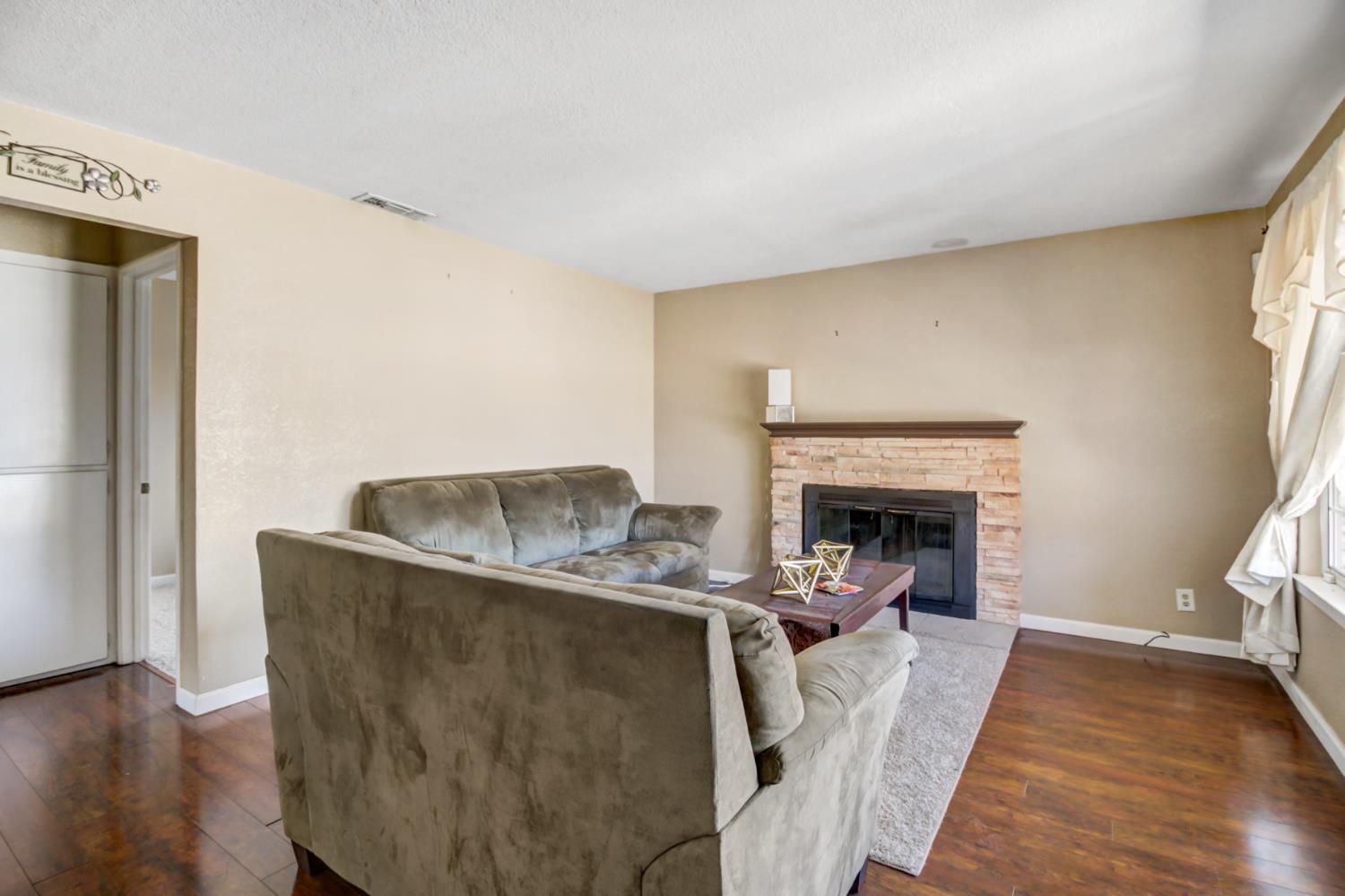Detail Gallery Image 5 of 26 For 6310 Tina Ct, Carmichael,  CA 95608 - 3 Beds | 2 Baths