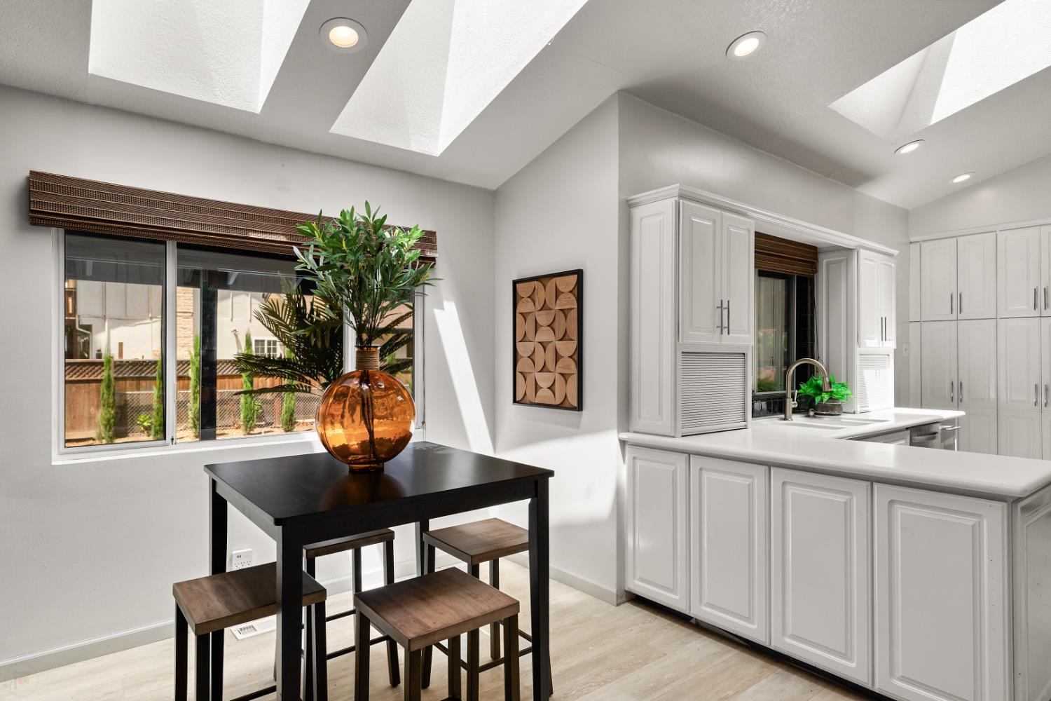 Detail Gallery Image 29 of 97 For 3221 Country Club Blvd, Stockton,  CA 95204 - 4 Beds | 3/1 Baths