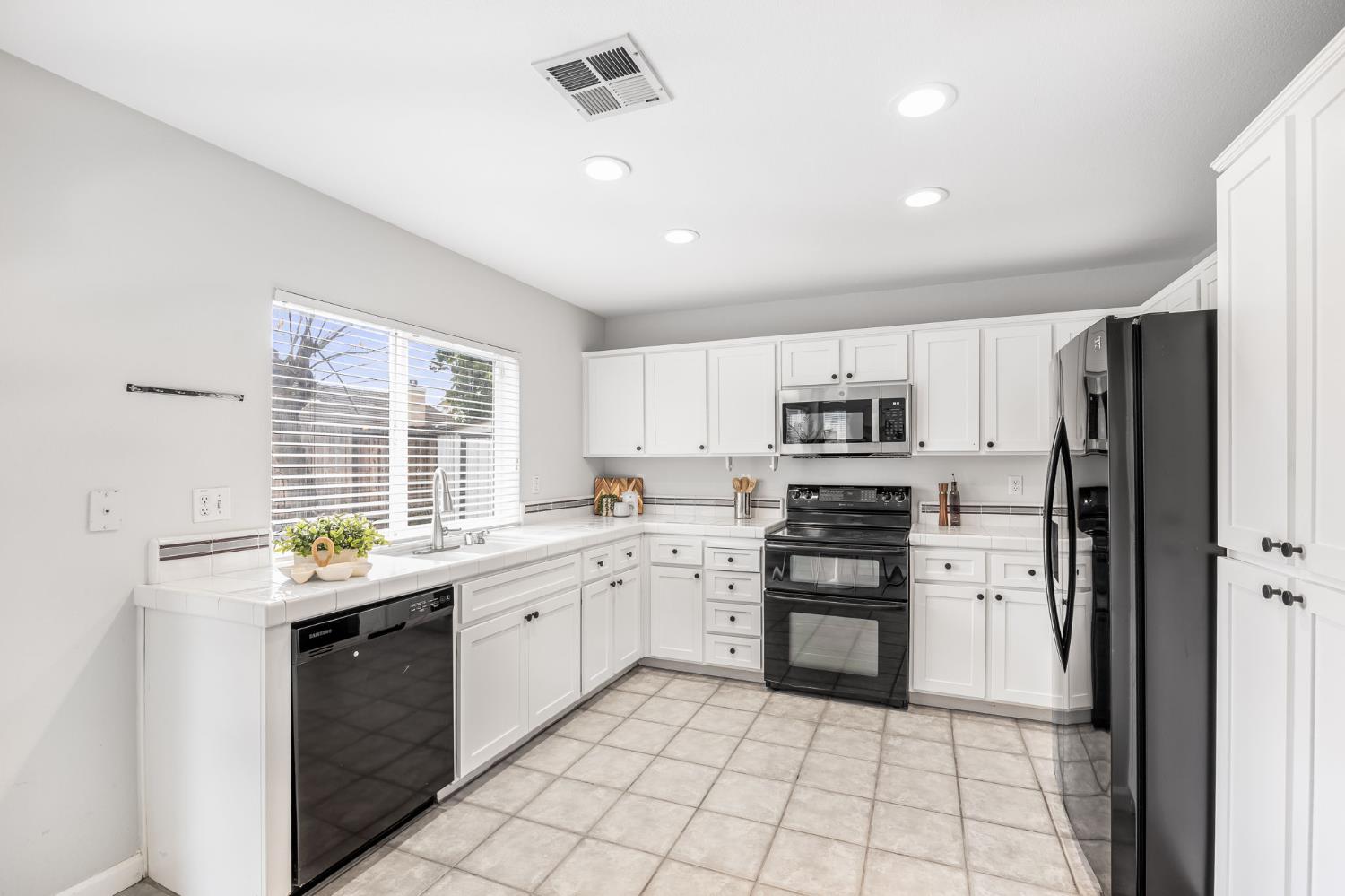 Detail Gallery Image 18 of 45 For 2111 Bridle Creek Cir, Tracy,  CA 95377 - 3 Beds | 2/1 Baths