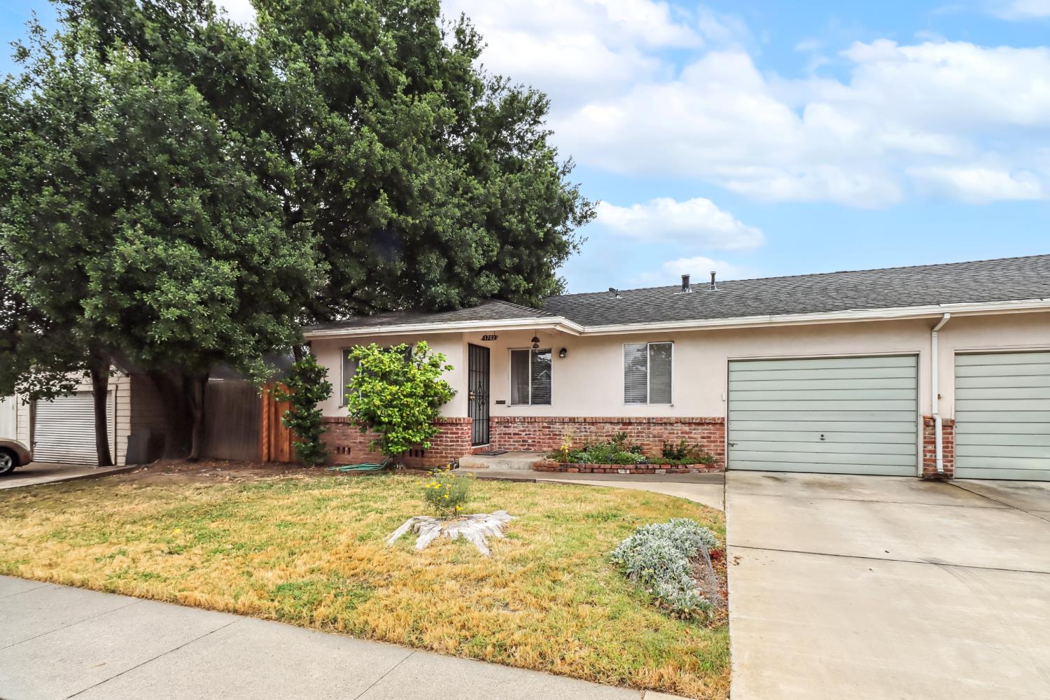 Detail Gallery Image 3 of 41 For 1702 Harian Way, Sacramento,  CA 95822 - – Beds | – Baths