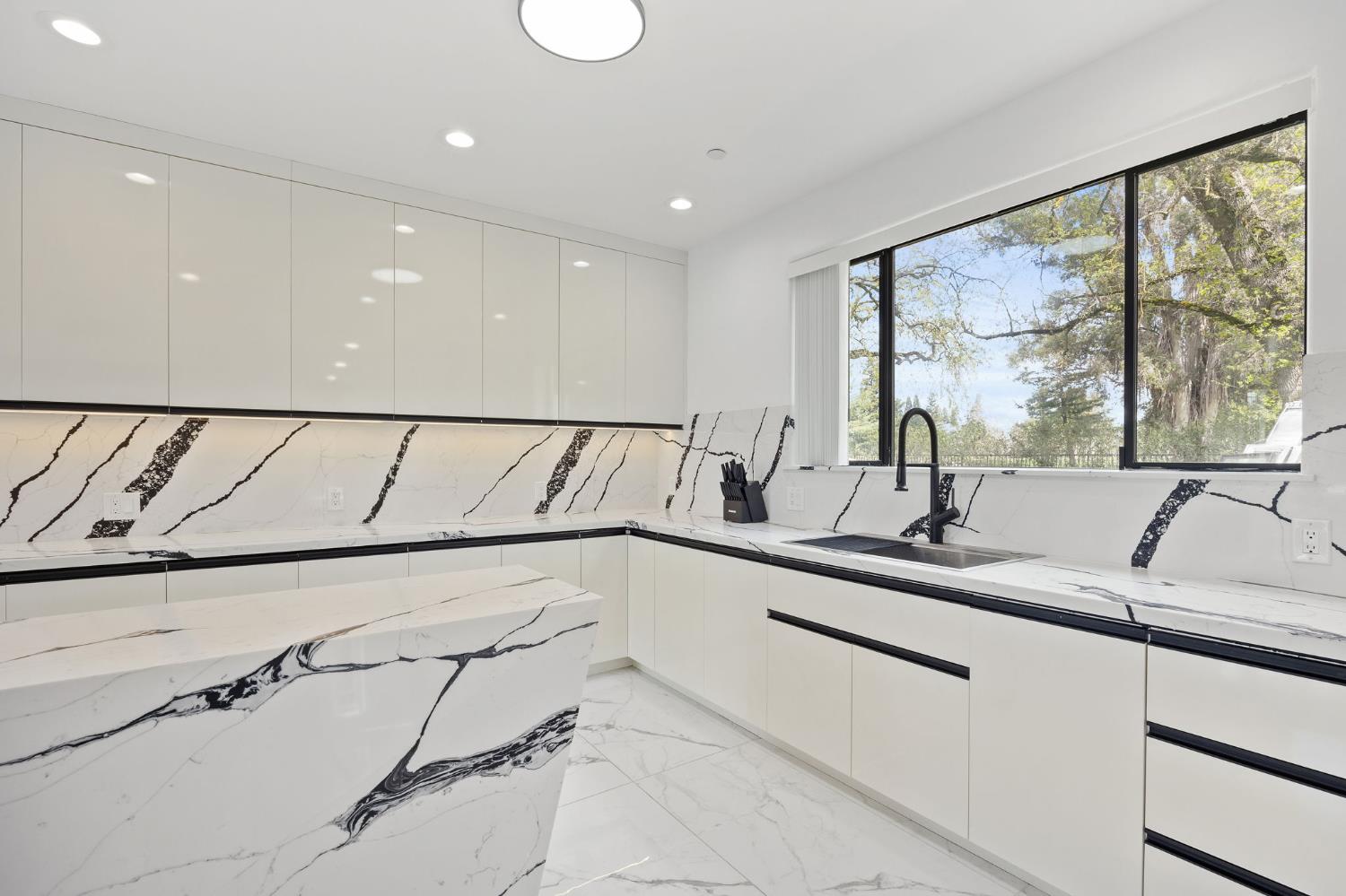 Detail Gallery Image 14 of 93 For 9425 S Wales Way, Elk Grove,  CA 95758 - 5 Beds | 5/1 Baths