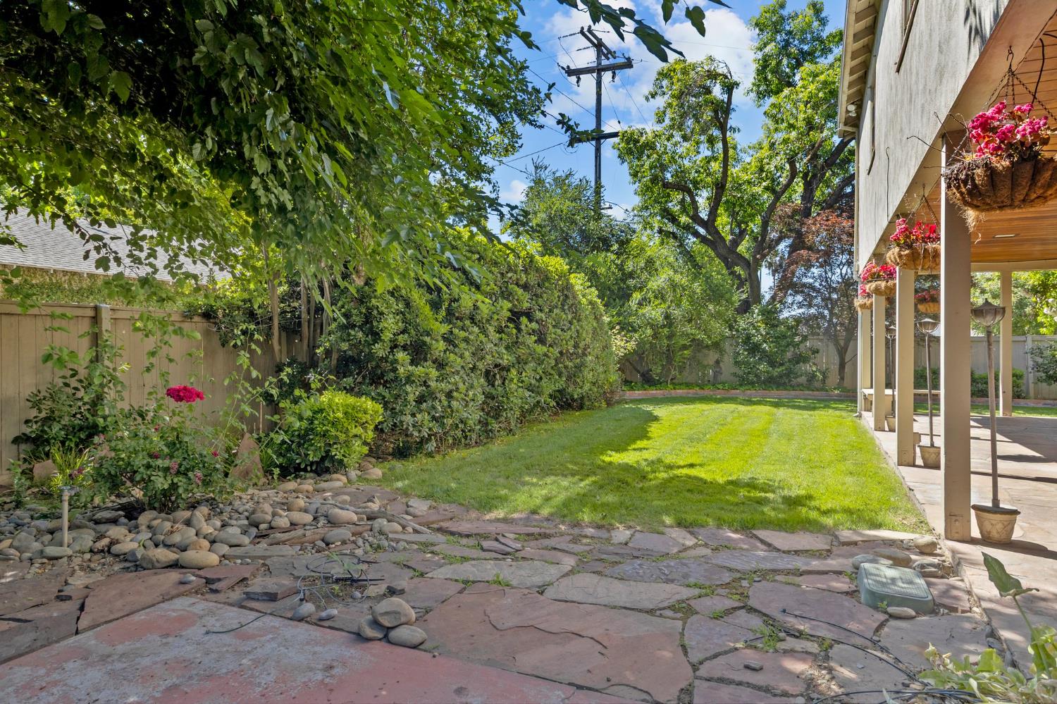 Detail Gallery Image 10 of 58 For 300 El Rio Ave, Modesto,  CA 95354 - 5 Beds | 3 Baths