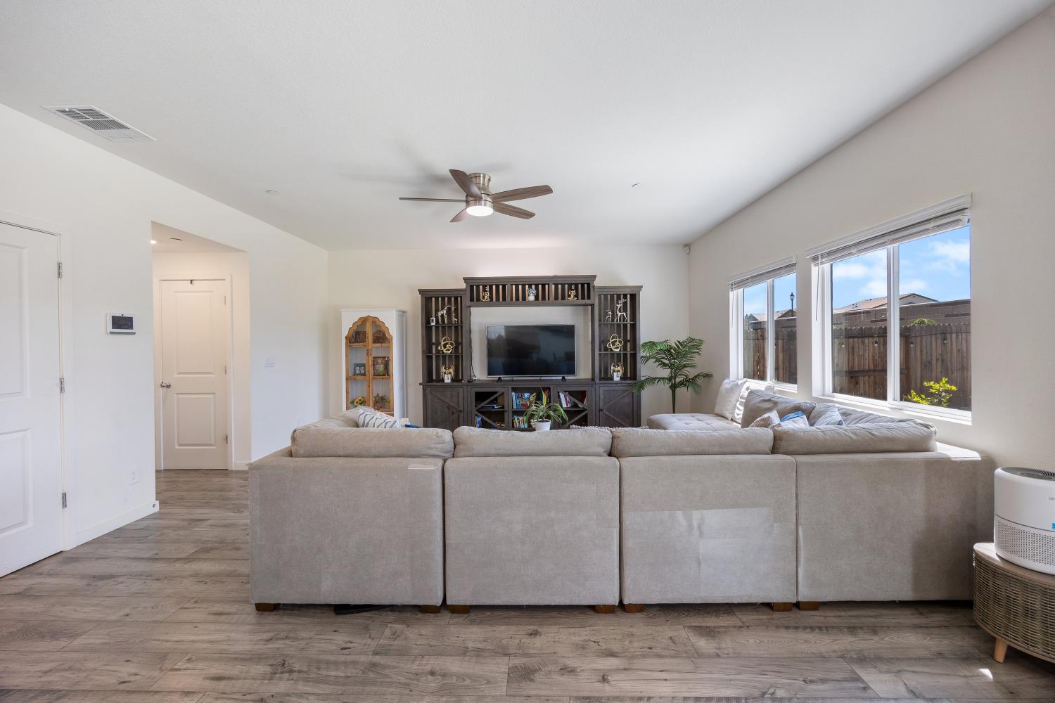 Detail Gallery Image 8 of 25 For 9017 Farmstead Cir, Roseville,  CA 95747 - 4 Beds | 2/1 Baths