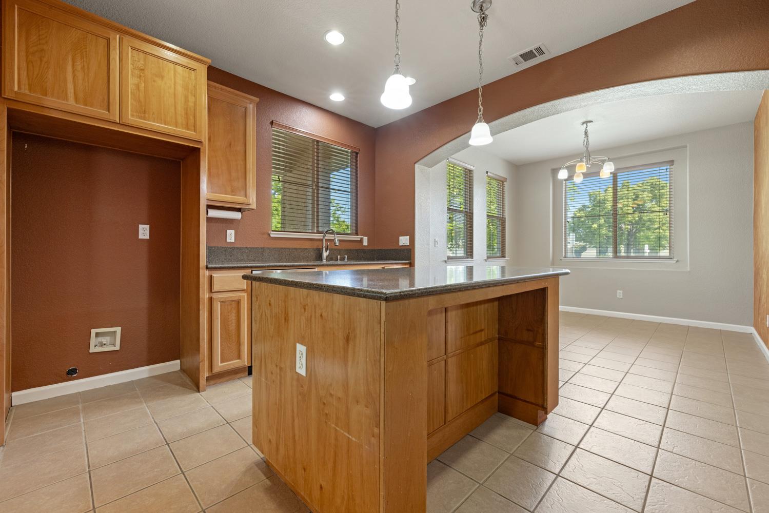 Detail Gallery Image 7 of 29 For 936 Heartland Dr, Manteca,  CA 95337 - 3 Beds | 2 Baths
