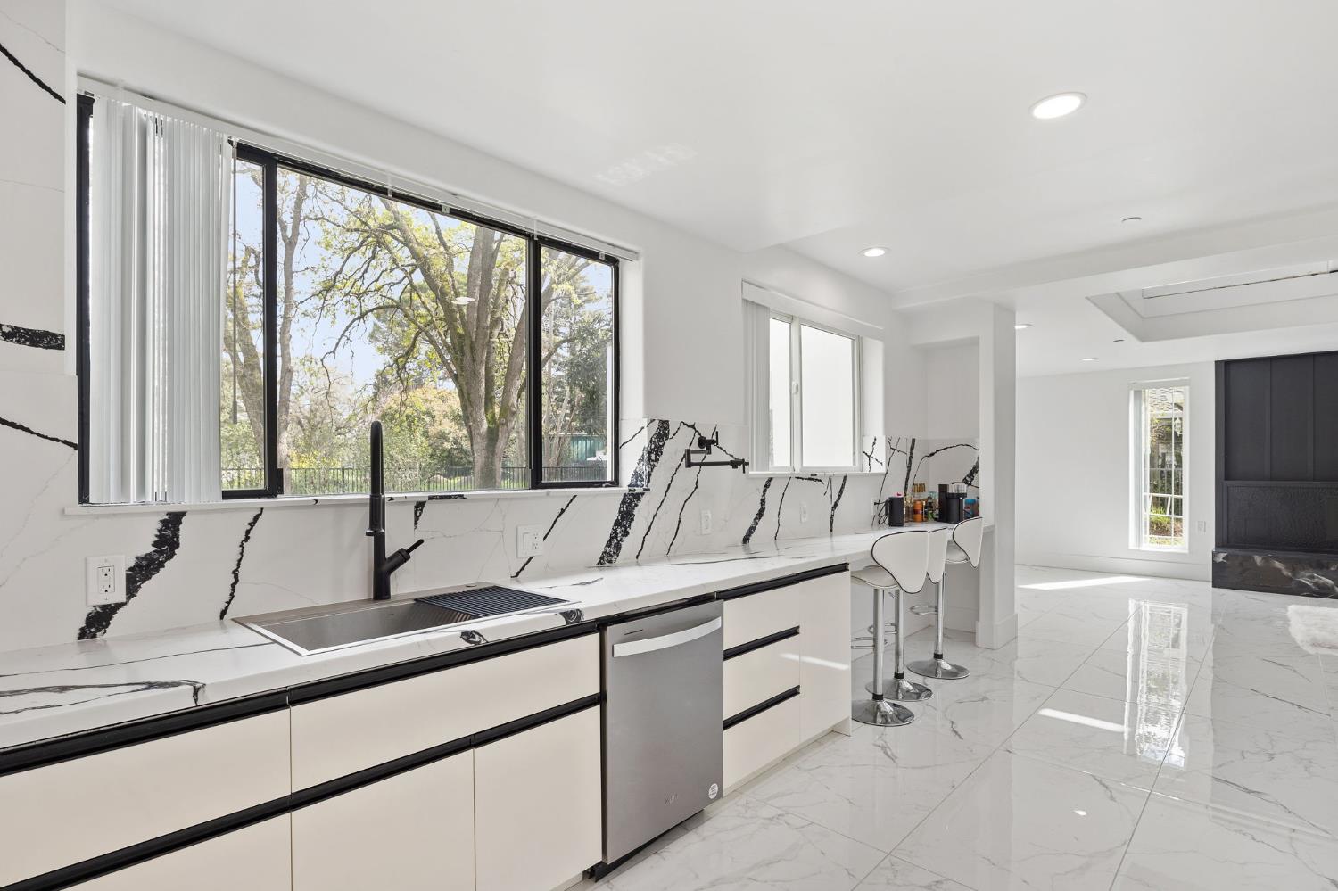 Detail Gallery Image 18 of 93 For 9425 S Wales Way, Elk Grove,  CA 95758 - 5 Beds | 5/1 Baths