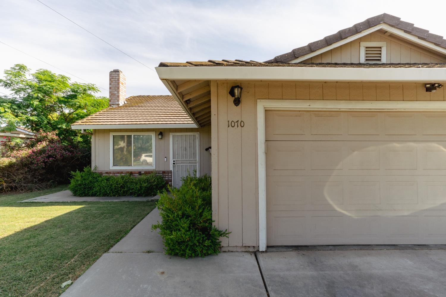 Detail Gallery Image 3 of 66 For 1070 E 23rd St, Merced,  CA 95340 - 3 Beds | 2 Baths