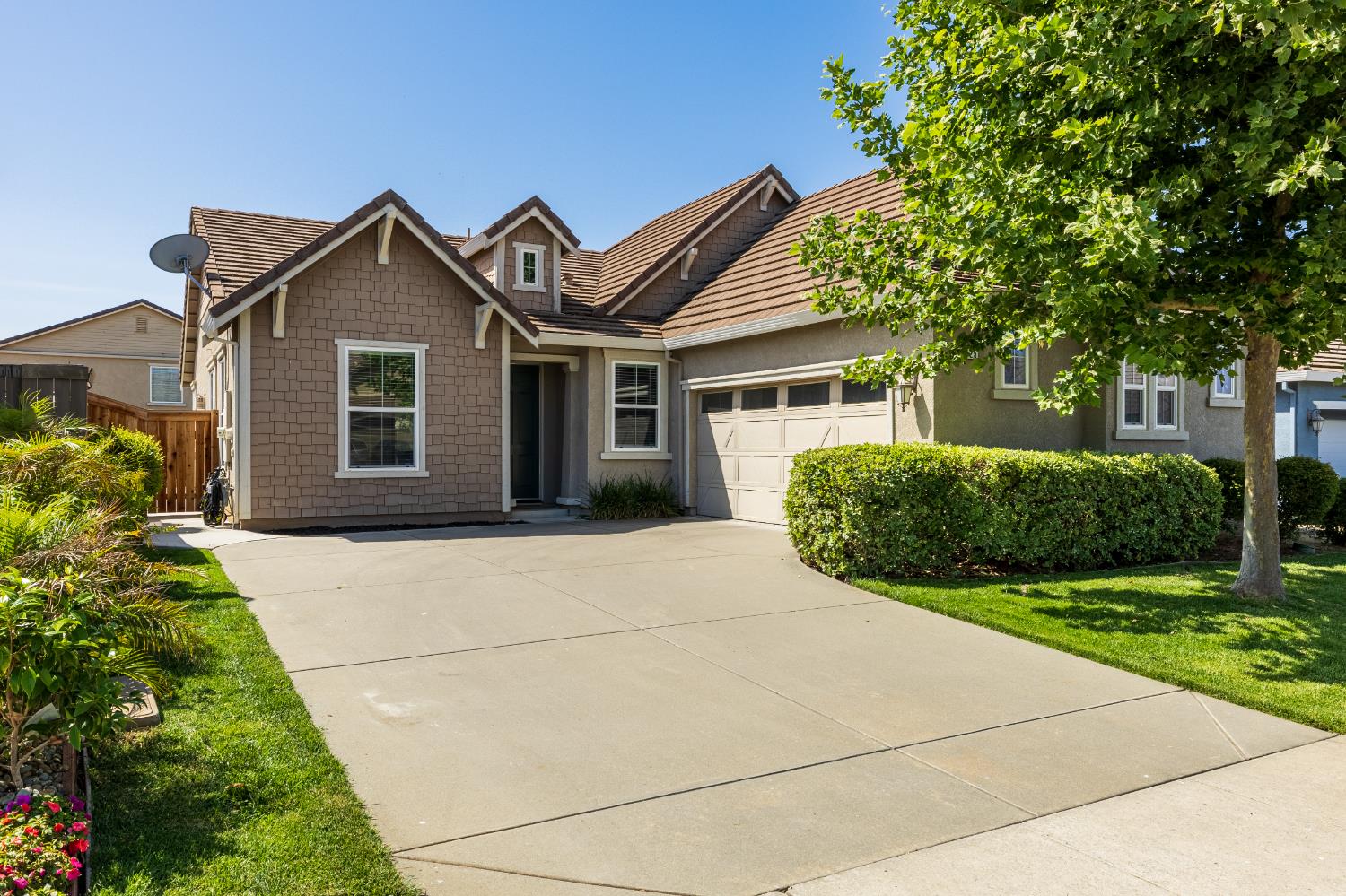 Detail Gallery Image 1 of 34 For 5425 Mossy Stone Way, Rancho Cordova,  CA 95742 - 3 Beds | 2 Baths