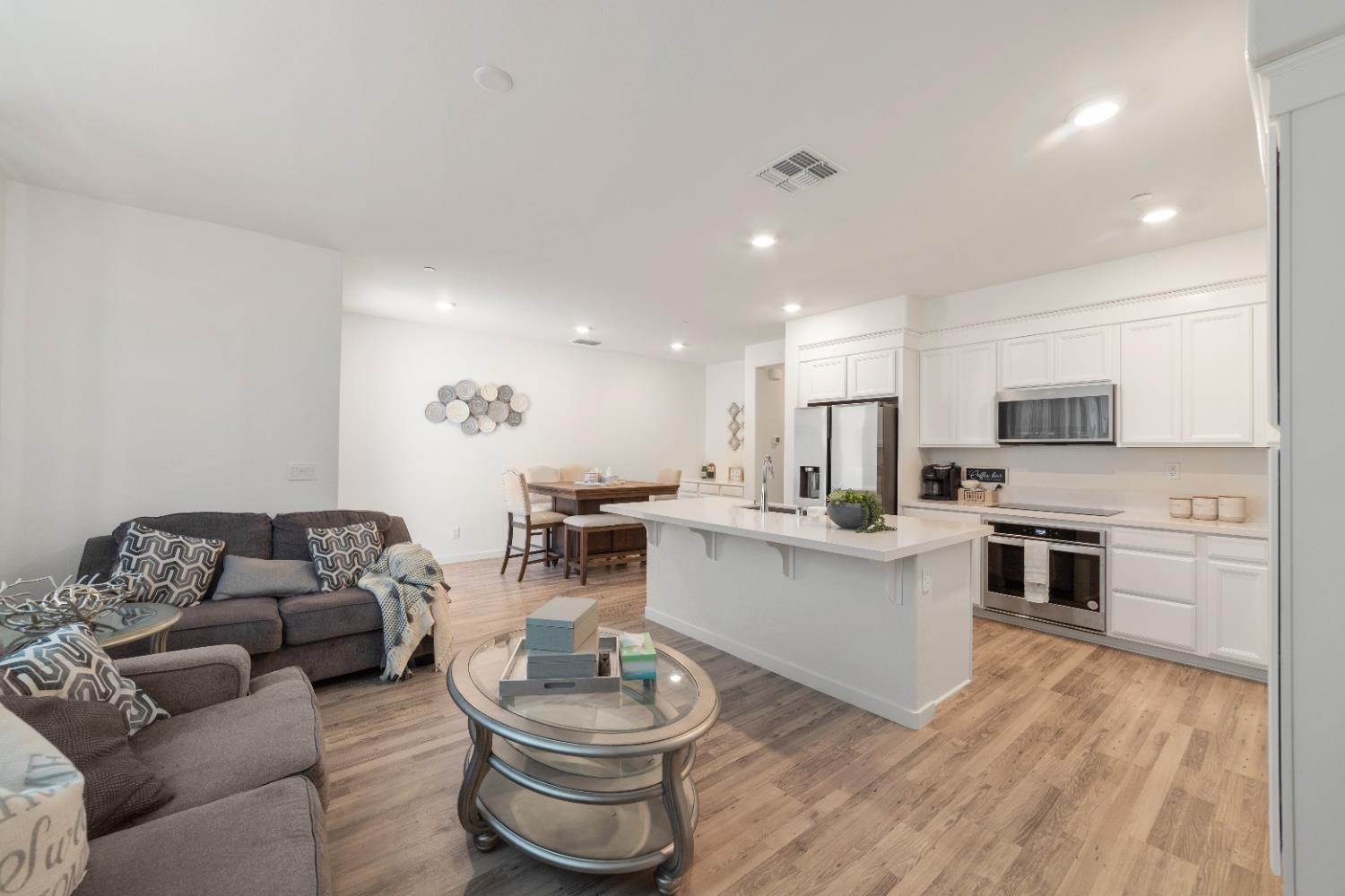 Detail Gallery Image 16 of 44 For 3074 Seaspray Walk, Sacramento,  CA 95833 - 3 Beds | 2/1 Baths
