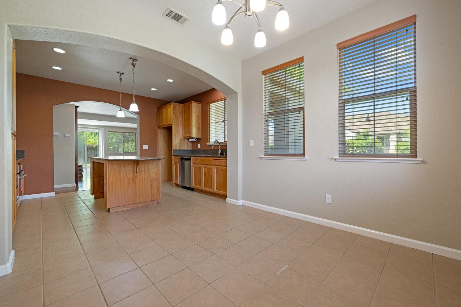 Detail Gallery Image 8 of 29 For 936 Heartland Dr, Manteca,  CA 95337 - 3 Beds | 2 Baths