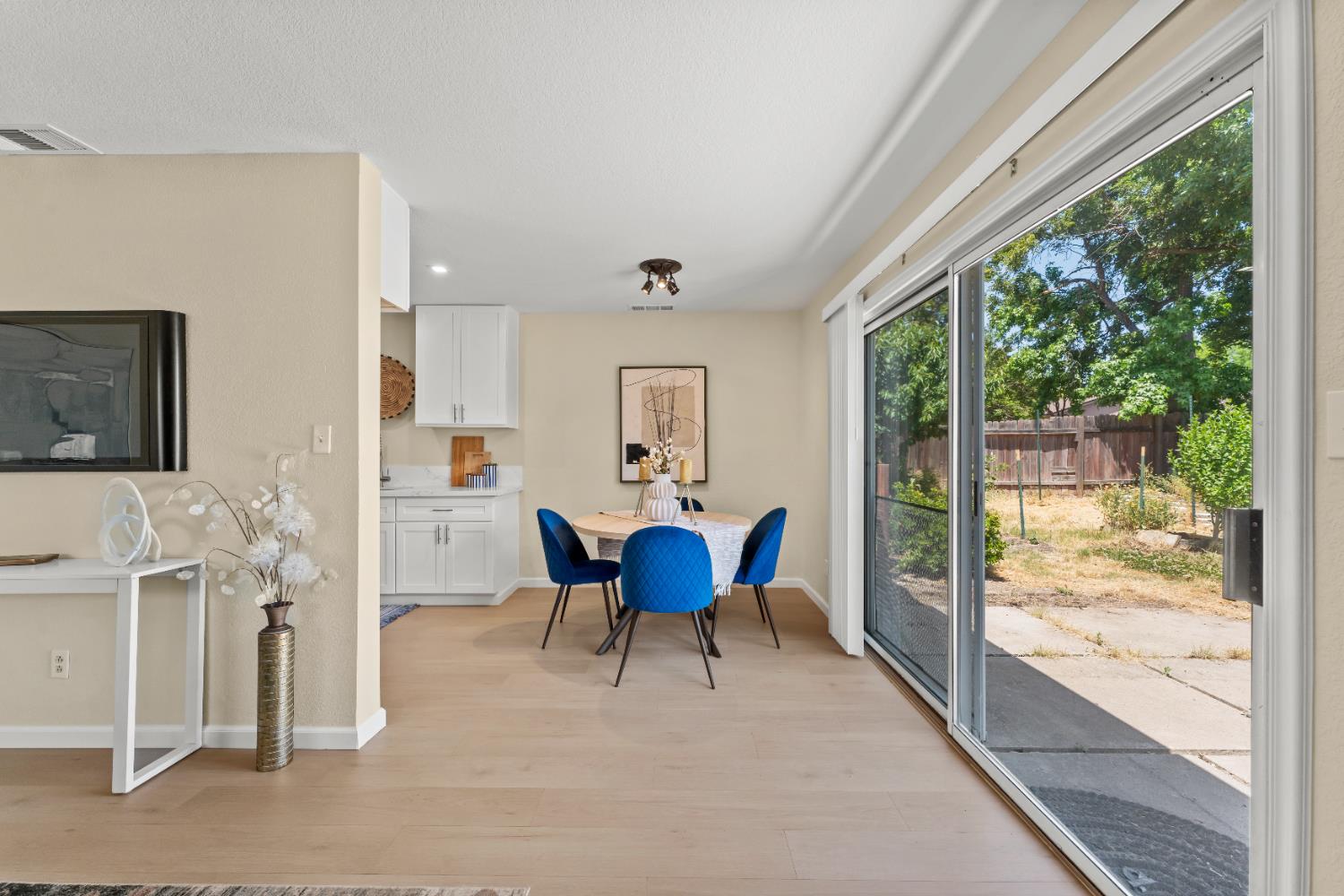 Detail Gallery Image 9 of 28 For 6112 Longfellow Way, Sacramento,  CA 95842 - 3 Beds | 1 Baths