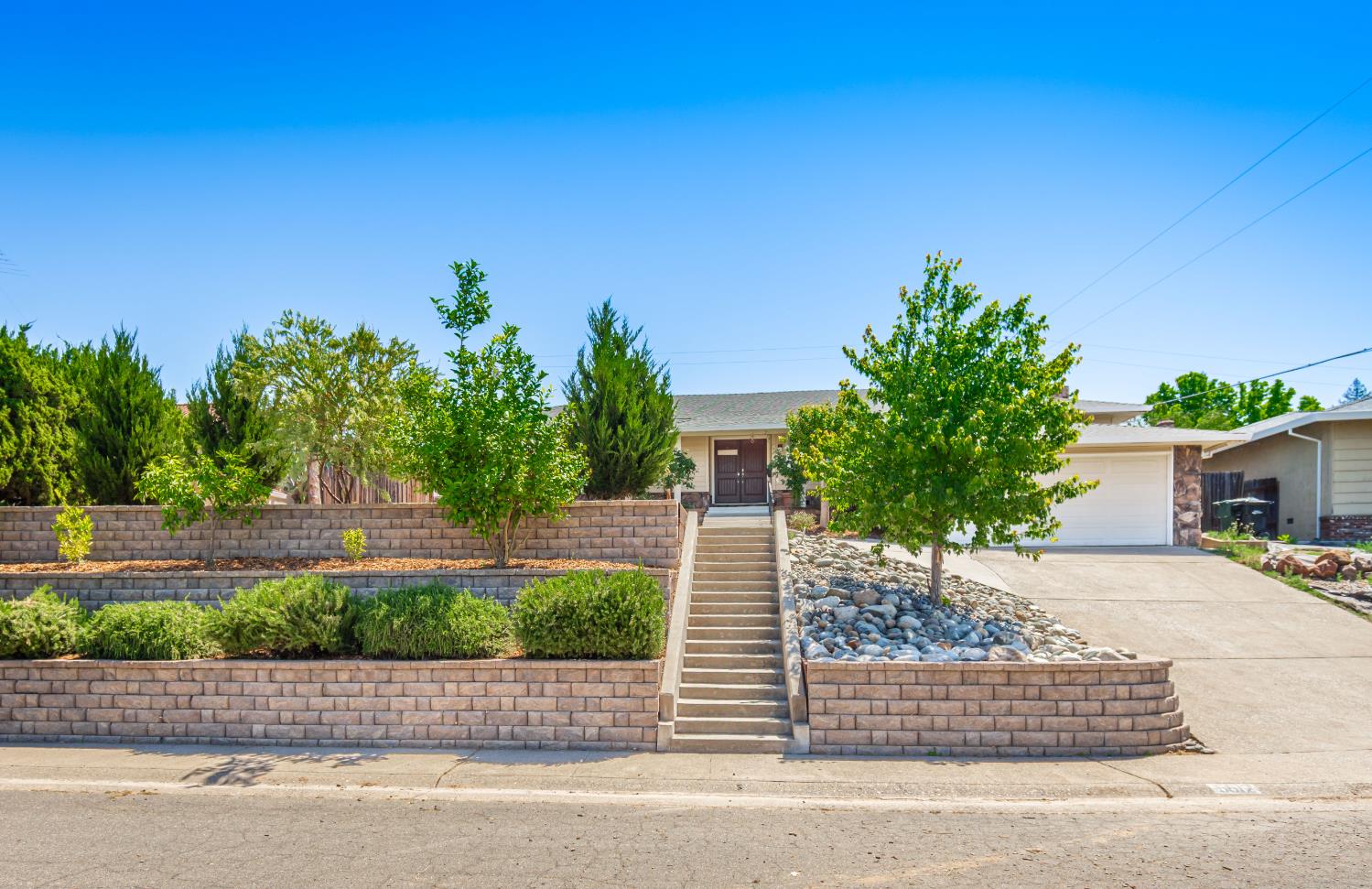 Detail Gallery Image 5 of 65 For 5612 Jolly Ct, Fair Oaks,  CA 95628 - 3 Beds | 2 Baths