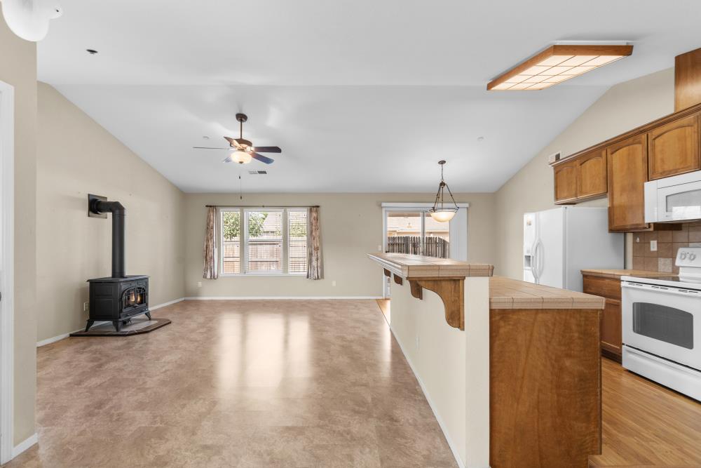 Detail Gallery Image 5 of 40 For 737 Young Ct, Galt,  CA 95632 - 2 Beds | 2 Baths
