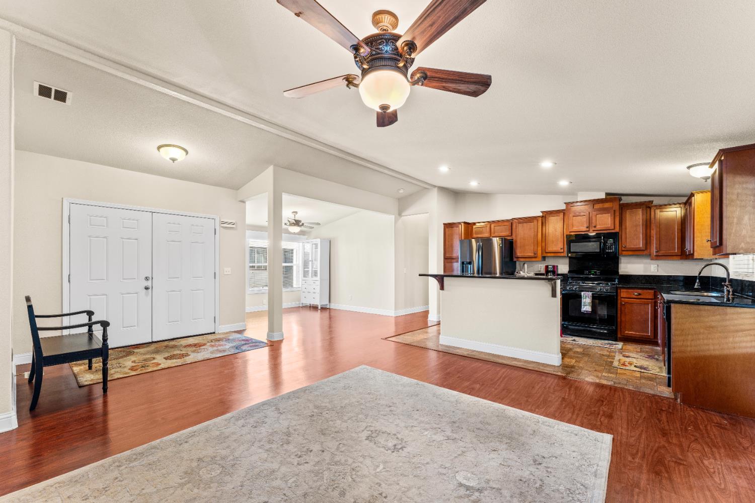 Detail Gallery Image 13 of 38 For 3901 Lake Rd 170, West Sacramento,  CA 95691 - 3 Beds | 2 Baths