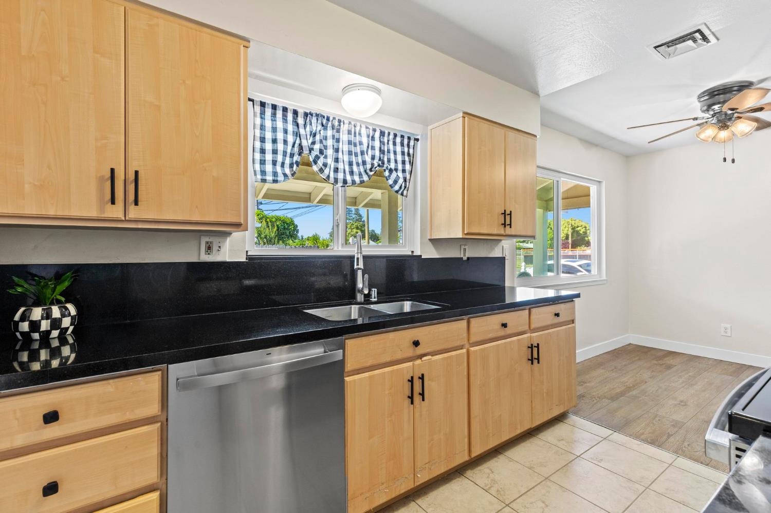 Detail Gallery Image 10 of 36 For 1713 Ramirez St #11,  Marysville,  CA 95901 - 3 Beds | 2 Baths