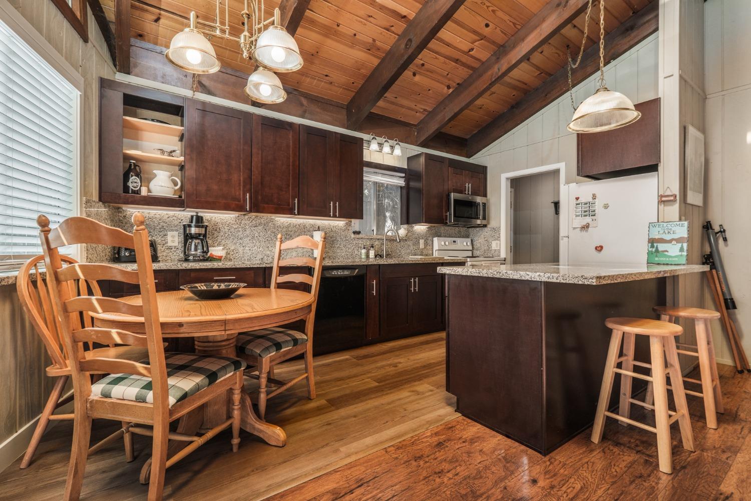 Detail Gallery Image 11 of 44 For 1644 Crystal Air Dr, South Lake Tahoe,  CA 96150 - 3 Beds | 1/1 Baths